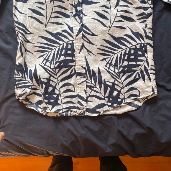 100% Linen Club Monaco Button Up (Blue/White size men’s XS) - Picture 5 of 6